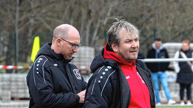 Mike Seidel (links) und Patrick Fosse, das Trainergespann beim FC Königsfeld, freuen sich über das 2:1 gegen die SG ...