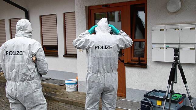 Die Spurensicherung sucht im März 2024 den Tatort in Lienheim ab (Archivbild). Die Staatsanwaltschaft kommt nun zu dem Schluss, dass der ...