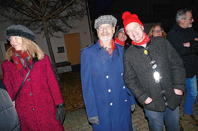 Bild 13: In Pfohren sind die Narren los. Burghexen locken mit Hexen-Teufel-Warzen-Spektakel die Besucher an.