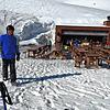 Ein ungewöhnlicher Anblick: leere Bänke vor dem Berggasthaus. Die meisten Gäste haben das Skigebiet Samnaun/Ischgl schon verlassen. In ...