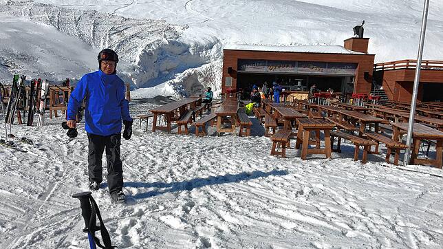 Ein ungewöhnlicher Anblick: leere Bänke vor dem Berggasthaus. Die meisten Gäste haben das Skigebiet Samnaun/Ischgl schon verlassen. In ...