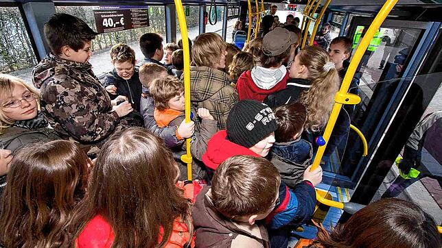 Proppenvolle Schulbusse: Bilder wie dieses Archivbild, das mehrere Jahre vor Corona entstand, kennt wohl jeder, der früher mit dem Bus ...