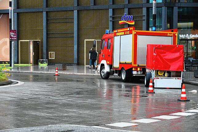 Bild 22: Heftiges Unwetter im Hegau: Auch Autos schwimmen davon!