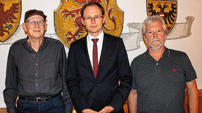 Neuer Ortsvorsteher von Unterbränd ist Lutz Rademacher (links), Mitte Bürgermeister Micha Bächle und rechts Stephan Demattio der ...