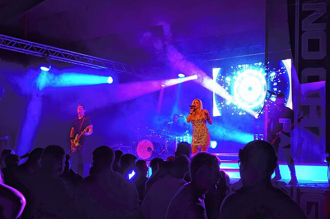 Swiftmania: Die Partyband „No Change“ mit der Sängerin Taylor Swift (Helen) verwandelte die Hotzenwaldhalle beim Martinitanz ...