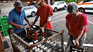 Flasche für Flasche füllen Mitglieder der Interessengemeinschaft Weinbau Herten die Lagerbox mit Hertener Steinackerweinen. Foto: Heinz ...