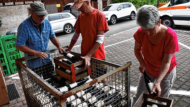 Flasche für Flasche füllen Mitglieder der Interessengemeinschaft Weinbau Herten die Lagerbox mit Hertener Steinackerweinen. Foto: Heinz ...
