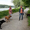 Auch die Hunde wollen mal baden. Andrea Kienzle-Angelidis (links) und Brigitte Maierhofer (rechts) suchen schon ruhige Stellen am Rhein ...