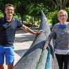 Kathleen Mönicke, Leiterin Schwarzwaldhaus&lsquo; der Sinne, und der zertifizierte Gästeführer Rolf Breisacher am Kunstwerk &bdquo;Das ...