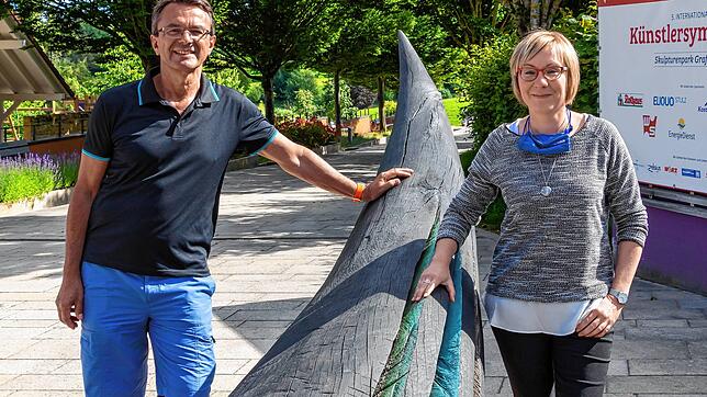 Kathleen Mönicke, Leiterin Schwarzwaldhaus&lsquo; der Sinne, und der zertifizierte Gästeführer Rolf Breisacher am Kunstwerk &bdquo;Das ...