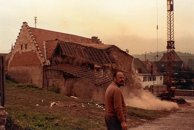 1982 Bauunternehmer Helmut Strobel beim Abbruch der nicht mehr sanierbaren Widerkehre. Im Hintergrund ist die noch nicht neu verputzte ...