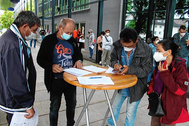 Auf den Stehtischen sind Aufklärungsinformationen und Formulare ausgelegt, die man vor dem Impfen ausfüllen muss. Viele Ältere oder auch ...