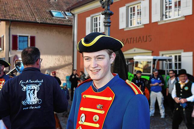 Bild 15: Mit einem Narrenbaumstellen eröffnete Ludwig Egenhofer in Allensbach das Seenarrentreffen 2024