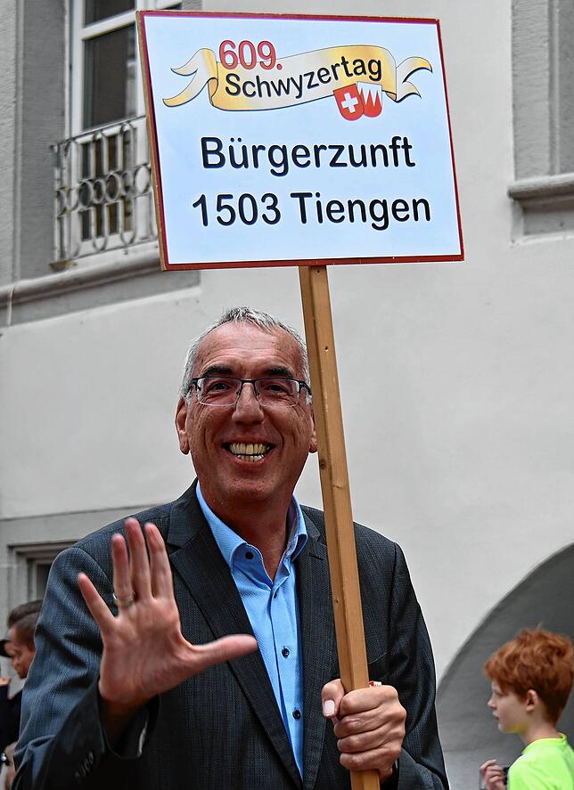 Ein echter Waldshuter als Täfelebub beim Schwyzertag: Beim Festumzug 2024 löste Peter Kaiser einen Teil seiner Strafe des Tiengener ...