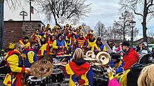 Nach 55 Jahren immer noch voller Spielfreude: Die Guggenmusik Ohräquäler bei einem Platzkonzert. Bild: Guggenmusik Ohräquäler
