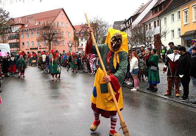 Bild 16: Hexensonntag: Urige Hexengestalten, Umzug und Hexenfeuer begeistern Besucher
