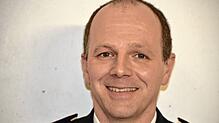 Benjamin Ernst, Kommandant der Todtmooser Feuerwehr, erhält eine Auszeichnung für 25 Jahre aktiven Dienst in der Feuerwehr. Foto: ...