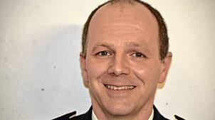 Benjamin Ernst, Kommandant der Todtmooser Feuerwehr, erhält eine Auszeichnung für 25 Jahre aktiven Dienst in der Feuerwehr. Foto: ...