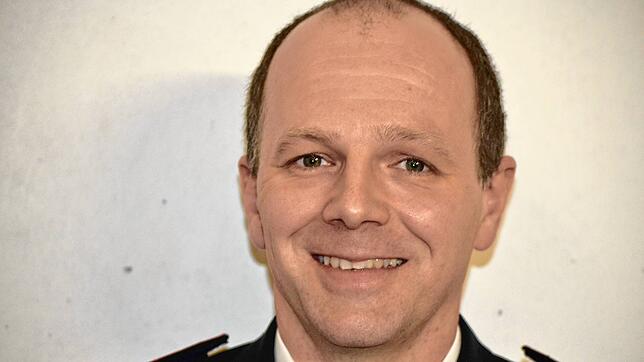 Benjamin Ernst, Kommandant der Todtmooser Feuerwehr, erhält eine Auszeichnung für 25 Jahre aktiven Dienst in der Feuerwehr. Foto: ...