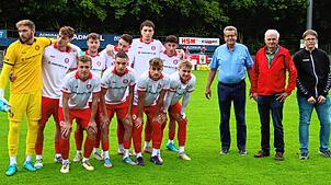 Vor dem Anpfiff der Verbandsligapartei gegen den ESV Südstern Singen postierte sich die Mannschaft mit SCP-Präsident Karl Fritz und den ...
