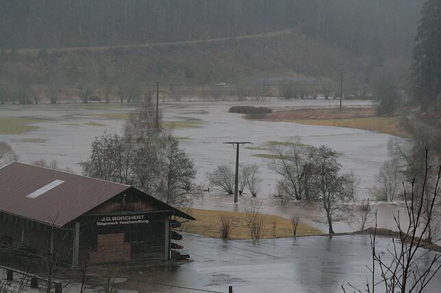 Auch bei der ehemaligen Borchert-Säge  in Vöhrenbach: Land unter.