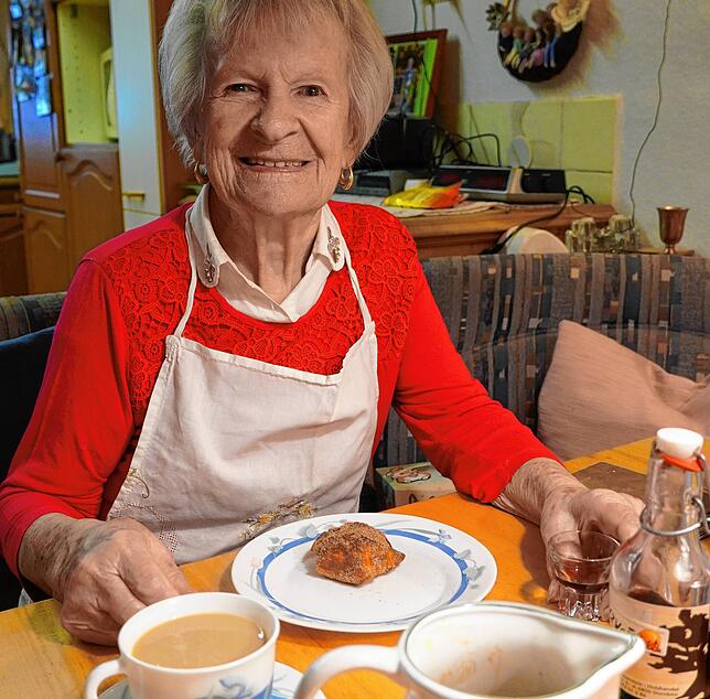 Geschafft! Alle Küchle sind gebacken und werden jetzt zu einer schönen Tasse Kaffee probiert.