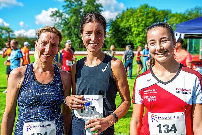 Lachen um die Wette: Die besten drei Läuferinnen in Wehr waren (von links) die Zweitplatzierte Tanja Saretzki von der LG Hohenfels, ...