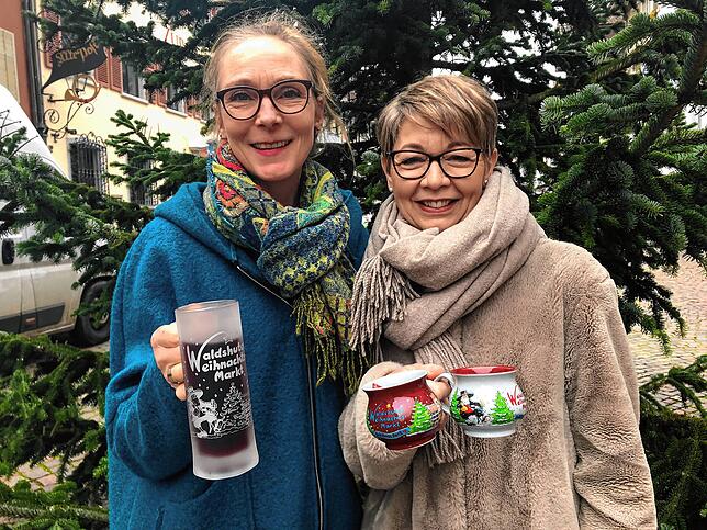 Heike Stoll (links) und Petra Weber vom Werbe- und Förderungskreis Waldshut organisieren erneut den Weihnachtsmarkt. Die Aufnahme stammt ...
