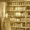 Maria Reinartz an ihrer Arbeitsstelle in der „Weck“ Ende der 1920er Jahre vor einem Regal mit mustermäßig eingemachten und beschrifteten ...