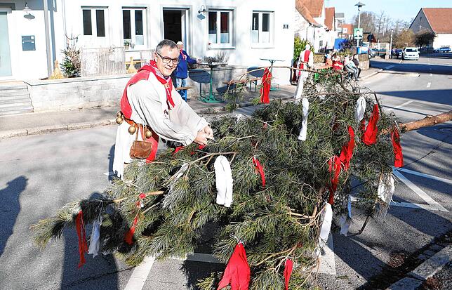 Bild 21: Mit einem kräftigen Hau Ruck wird der Narrenbaum in Position gebracht