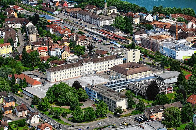 Heute: Ein aktuelle Blick auf das Areal zeigt, dass die Textilfabrik verschwunden ist. Mittlerweile stellt die Firma Vita hier moderne ...