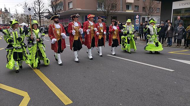 Der Fanfarenzug der Glonkigilde heizt dem Publikum in Fribourg ein (großes Bild oben). Guggenmusiker und Räte der Gastgeberstadt ...