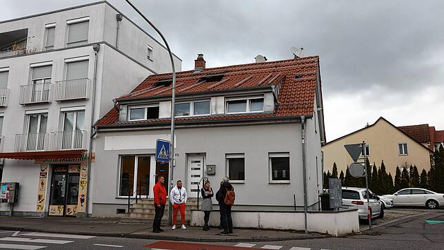 Um dieses Haus in der Fürstenbergstraße geht es. Der Abriss beziehungsweise Neubau ziehen sich inzwischen über Jahre hin.