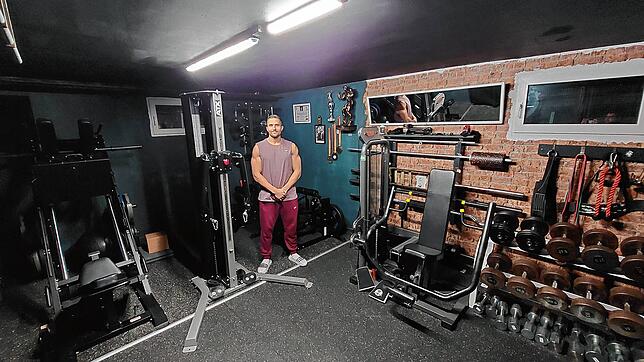 Aleks Vornat in seinem Trainingsraum, den er liebevoll &bdquo;Bunker 93&ldquo; nennt.