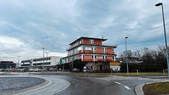 Auf dem Grundstück, auf dem das &bdquo;rote Haus&ldquo; steht, könnte eine Unterkunft für Geflüchtete entstehen. Das Haus, einst größtes ...