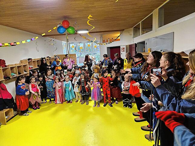 Die Kindergartenkinder Horheim tanzten am Schmutzigen Donnerstag gemeinsam mit den Narren.