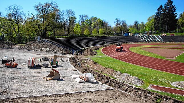 Im Bodensee-Stadion wird im April 2024 eifrig gearbeitet. Die Sanierungsmaßnahmen sollen pünktlich zum Campus-Festival fertiggestellt sein.
