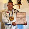 Zunftarchivar Arnfried Winterhalder mit dem ältesten vorhandenen Dokument einer Fasnachtsveranstaltung in Stühlingen. Das Fasnetspiel am ...