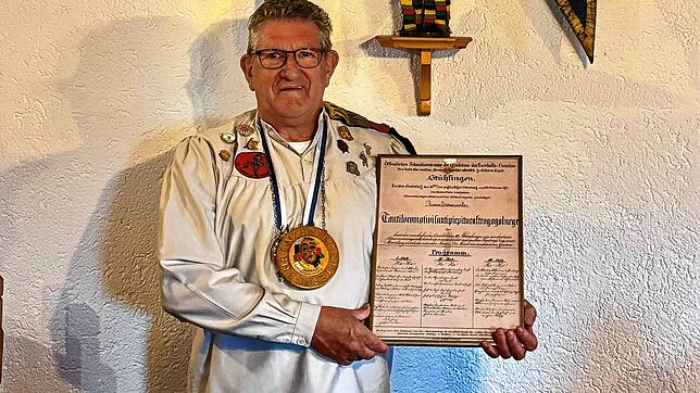 Zunftarchivar Arnfried Winterhalder mit dem ältesten vorhandenen Dokument einer Fasnachtsveranstaltung in Stühlingen. Das Fasnetspiel am ...