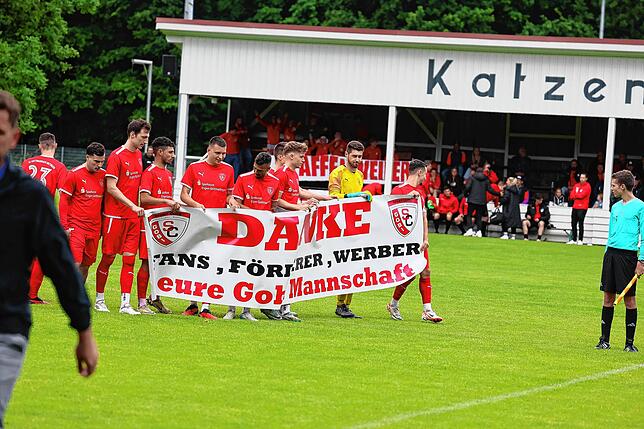 Bild 7: FC Pfaffenweiler feiert nach 2:1-Erfolg Relegationsplatz. Wir waren mit der Kamera dabei.