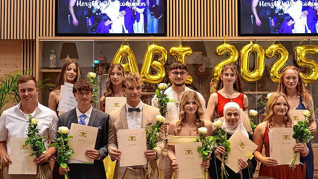 Die elf glücklichen Absolventen des beruflichen Gymnasiums der Robert-Gerwig-Schule freuen sich über einen bedeutenden Meilenstein ihres ...