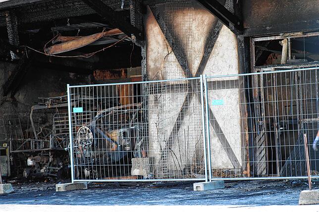 Am Morgen nach dem Brand zeigen sich die Spuren der Flammen an und in der Maschinenhalle.