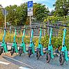 Noch im vergangenen Jahr standen die grünen E-Scooter des Verleihers Tier in Reih und Glied vor dem Bahnhof Therme am Eingang zum ...