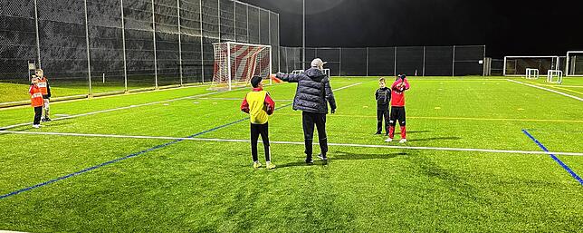 Marc Kaltenbacher vom FC Hochrhein beim Training mit den Kindern.