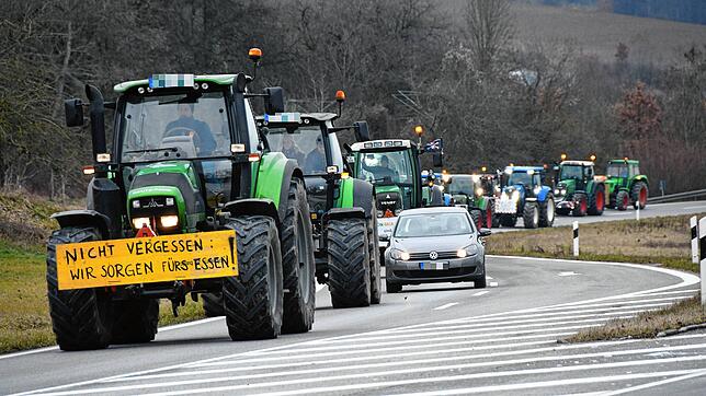 Landwirte erinnern beim Protest daran, dass sie für das nötige Essen sorgen.