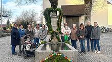 Die Frauen freuen sich über das gelungene Projekt: Der Osterbrunnen ist fertig und erfreut Einwohner und Besucher des Rosendorfs ...