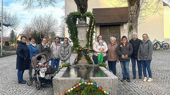 Die Frauen freuen sich über das gelungene Projekt: Der Osterbrunnen ist fertig und erfreut Einwohner und Besucher des Rosendorfs ...