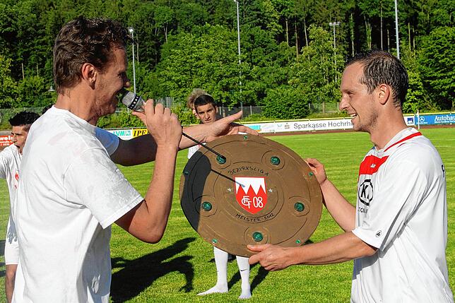 Erinnerungen: 2012 war René Grabe (rechts) Kapitän des Bezirksliga-Meisters FC Tiengen 08 und freute sich über die Meisterschale, die ...