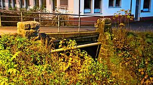Die Sanierung der Brücke an der Sommerauer Straße verschiebt sich wegen der Aufnahme ins Förderprogramm. Bild: Hans-Jürgen Kommert