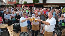 Der Bieranstich ist gelungen und der Stadtfestauftakt auch: Bürgermeister Georg Riedmann (von links) Ortsvorsteher Hubert Roth und ...